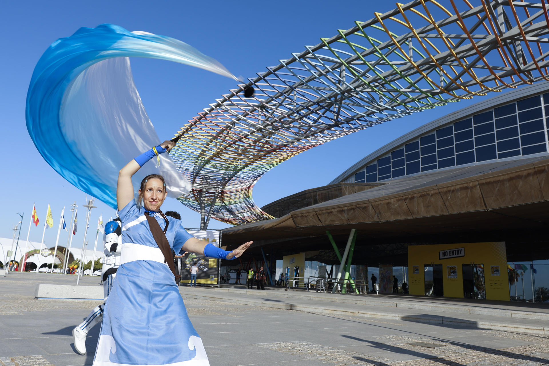 Una asistente disfrazada este jueves antes de acceder al recinto de la Comic-Con. EFE/ Jorge Zapata