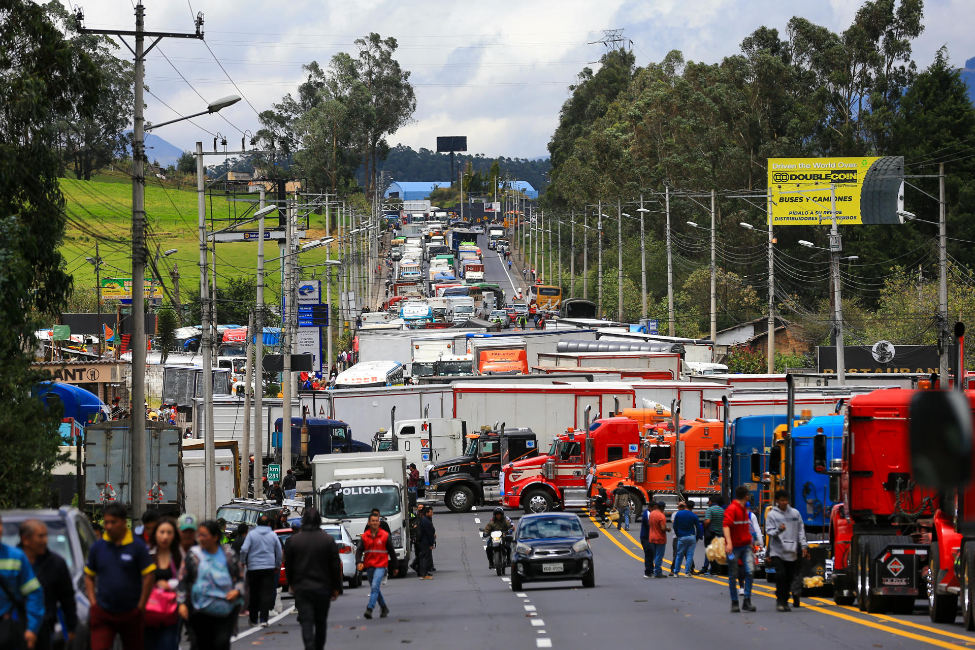 Fotografía de vehículos durante el bloqueo de una vía por la falta de seguridad este lunes, en el sector de Tambillo en Mejía (Ecuador). EFE/ José Jácome

