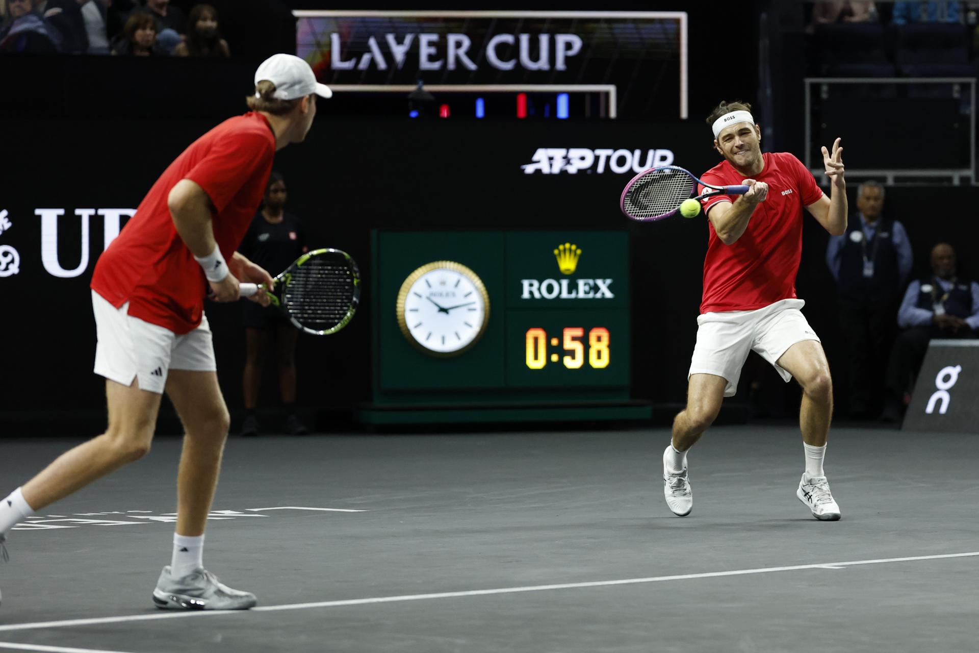 El equipo del Mundo Taylor Fritz (D) y Alex Michelsen de EE. UU. (I), en acción contra el equipo de Europa Carlos Alcaraz de España y Jakub Mensik de la República Checa durante el día 1 de la Copa Laver, en San Francisco, California, EE. UU. EFE/EPA/JOHN G. MABANGLO