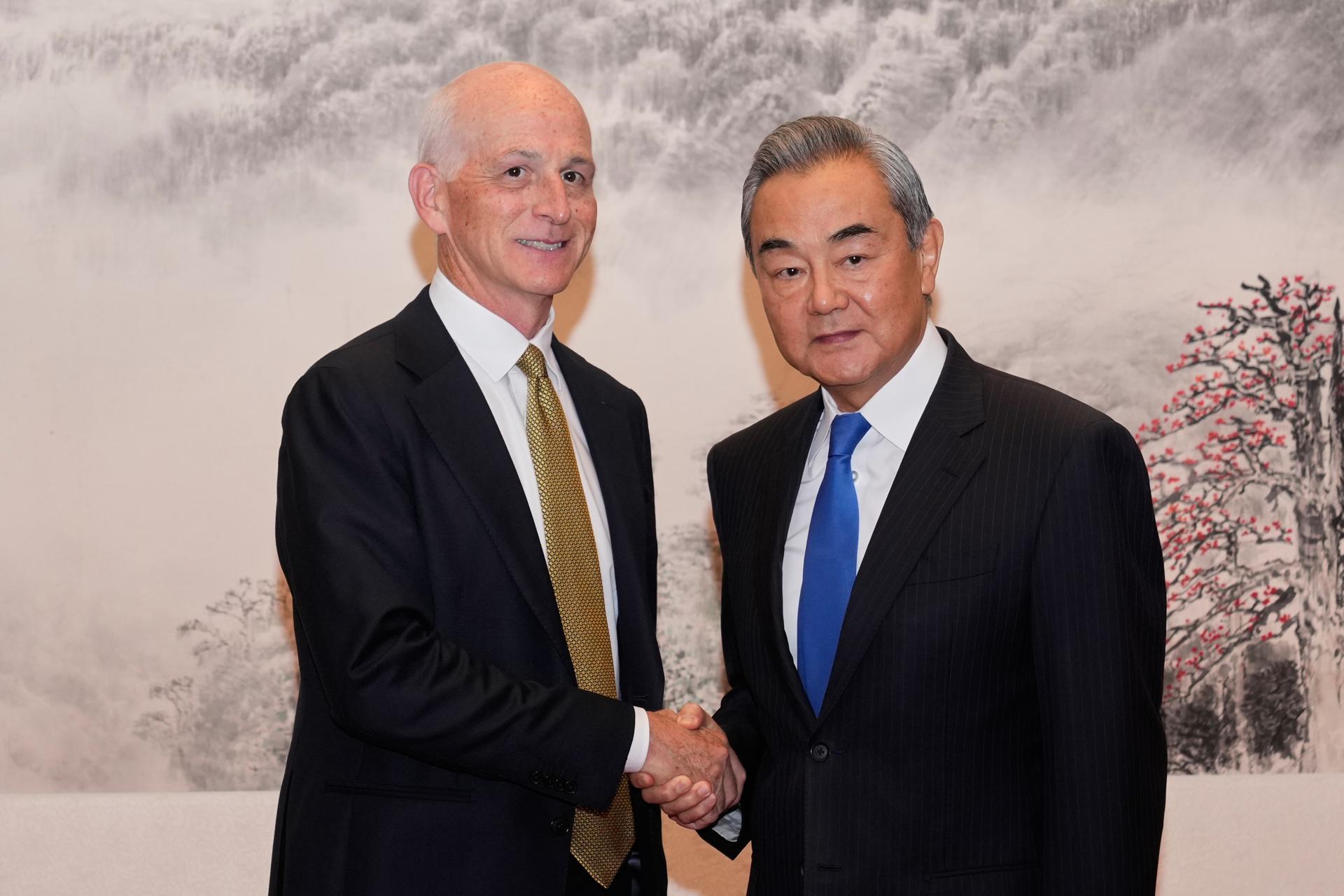 El representante estadounidense Adam Smith (i) estrecha la mano del ministro de Relaciones Exteriores de China, Wang Yi (d), mientras lidera un grupo bipartidista de legisladores estadounidenses para una reunión en el Gran Salón del Pueblo en Pekín, China. EFE/MAHESH KUMAR A.
