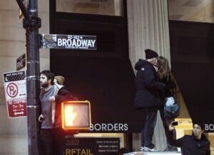 Fotografía de archivo de una pareja al besarse sobre una cabina en Broadway, Nueva York (NY, EE.UU.). EFE/Justin Lane