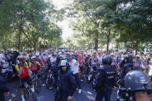 El pelotón ciclista tras la finalización de la 80 edición de la Vuelta a España a unos 57 kilómetros de la meta debido a los disturbios que se han producido en varias calles del centro de Madrid, donde los manifestantes propalestinos han ocupado las calzadas y han protagonizado enfrentamientos con la Policía.- EFE/Javier Lizón