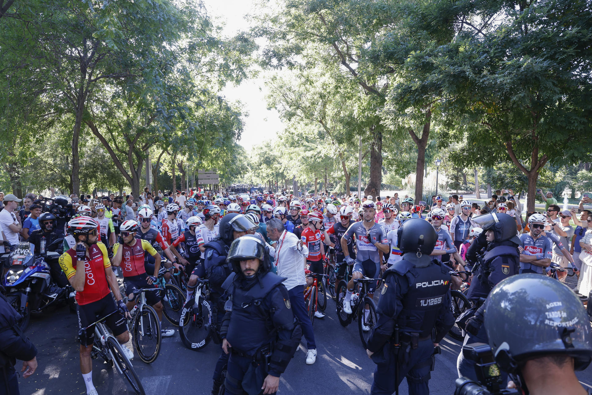El pelotón ciclista tras la finalización de la 80 edición de la Vuelta a España a unos 57 kilómetros de la meta debido a los disturbios que se han producido en varias calles del centro de Madrid, donde los manifestantes propalestinos han ocupado las calzadas y han protagonizado enfrentamientos con la Policía.- EFE/Javier Lizón