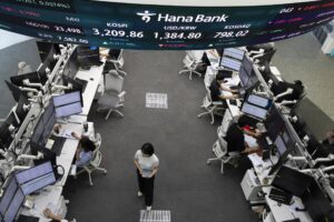 Operadores surcoreanos trabajan en el Hana Bank de Seúl, Corea del Sur. EFE/EPA/JEON HEON-KYUN