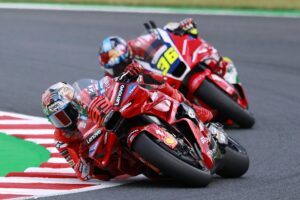 El piloto español del equipo MotoGP Ducati Lenovo Marc Márquez (i) en acción durante el Gran Premio de Motociclismo de Japón en Motegi. EFE/EPA/FRANCK ROBICHON