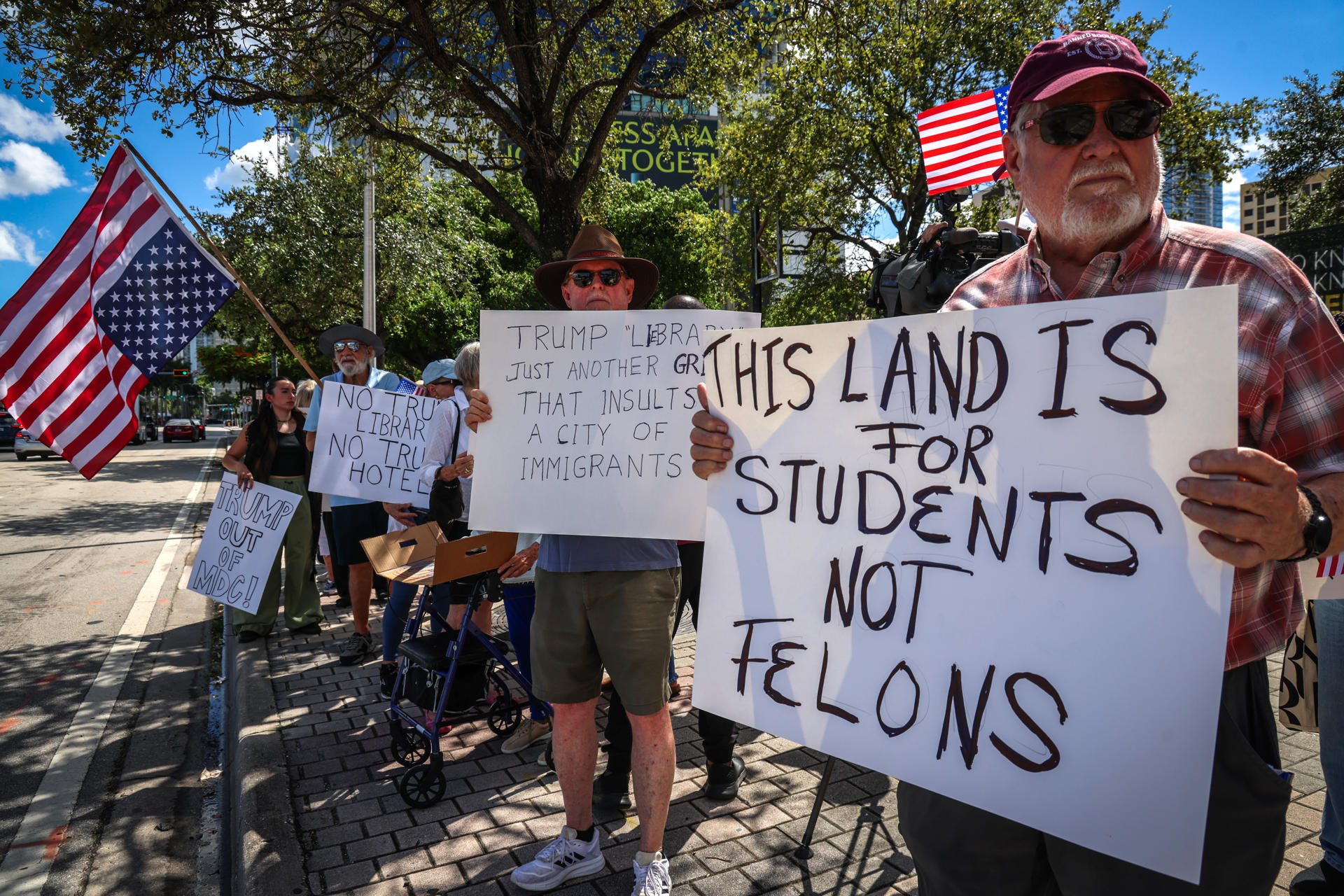 Un grupo de personas fue captado este lunes, 29 de septiembre, durante una protesta contra la construcción de la biblioteca presidencial de Donald Trump, en Miami (FL, EE.UU.). EFE/Giorgio Viera