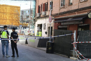 Un hombre ha sido localizado muerto esta madrugada en una nueva búsqueda de los Bomberos de Madrid y la Unidad Canina en el bar donde ayer una explosión de gas causó 25 heridos, varios de ellos de gravedad. Según ha informado Emergencias Madrid esta madrugada, una psicóloga de Samur PC está atendiendo a los familiares de este hombre que es ya la primera víctima de esta explosión registrada ayer en el bar 'Mis Tesoros' de Vallecas (Madrid), que fue causada por una "concentración de gases" aún sin identificar. En la imagen, operarios entran en el local siniestrado, a primera hora de este domingo. EFE/Víctor Lerena
