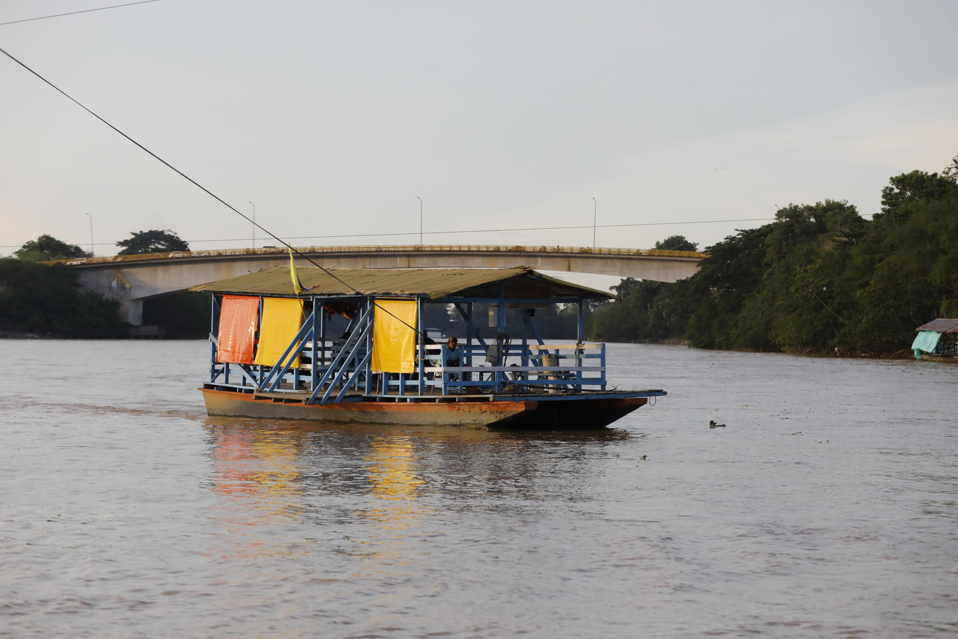 Fotografía del 27 de agosto de 2025 de una embarcación artesanal llamada 'planchón' en el río Sinú, en Montería (Colombia). EFE/ Juan Diego López
