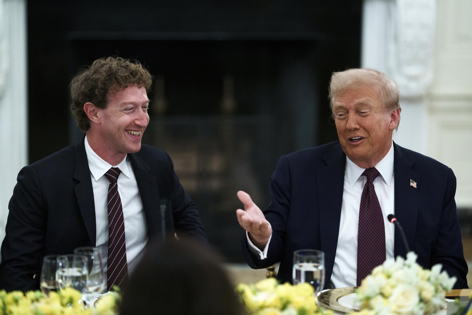 El presidente de Estados Unidos, Donald Trump (d), habla con el CEO de Meta, Mark Zuckerberg (i) durante una cena organizada por el presidente Trump con líderes del sector tecnológico de EE.UU. en la Casa Blanca, en Washington (EE.UU.). EFE/EPA/WILL OLIVER / POOL