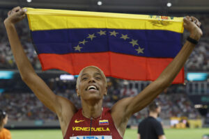 Foto de archivo del 25/08/2023 de la atleta venezolana Yulimar Rojas celebrando la victoria en la final de triple salto de los Mundiales de Atletismo de Budapest. EFE/Javier Etxezarreta
