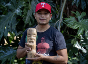 El escultor Paúl Gómez sostiene una obra elaborada en madera rústica el 25 de septiembre de 2025, en Managua (Nicaragua). EFE/ STR
