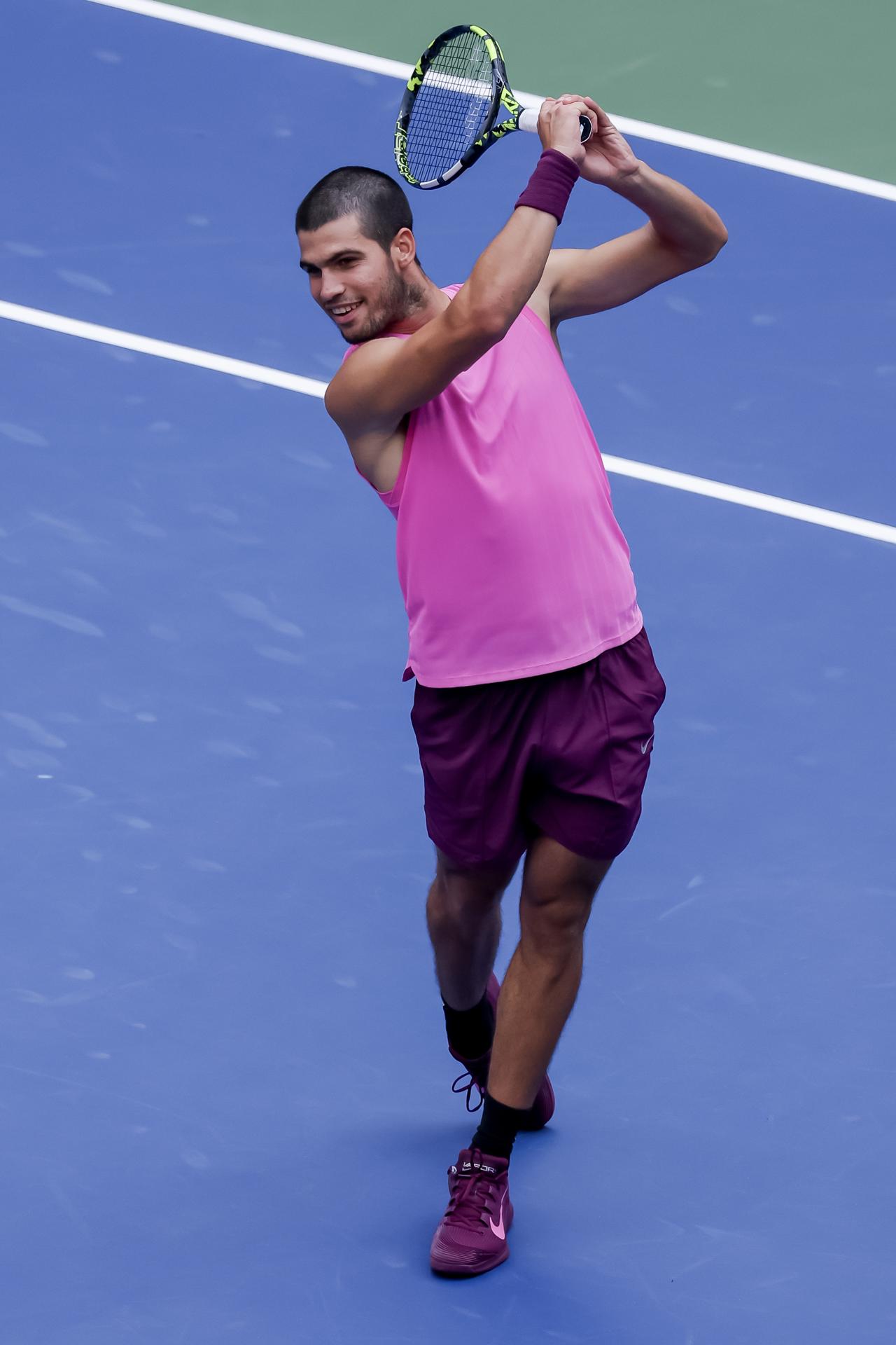 El español Carlos Alcaraz en acción contra el serbio Novak Djokovic durante las semifinales de individuales masculinos durante los Campeonatos de Tenis del Abierto de EE.UU. en el Centro Nacional de Tenis USTA Billie Jean King en Flushing Meadows, Nueva York (EE.UU.). EFE/BRIAN HIRSCHFELD
