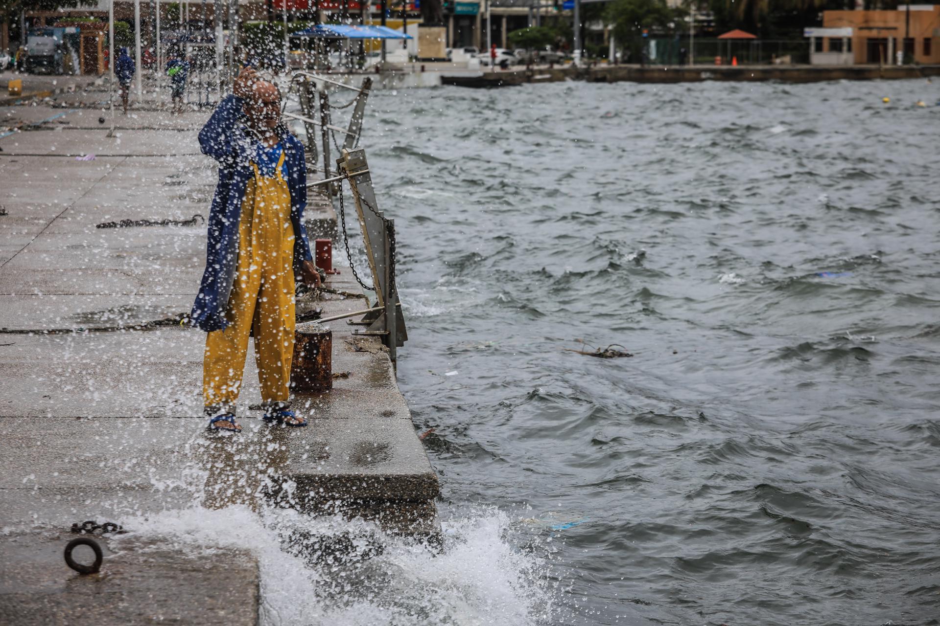 Un hombre observa el mar picado en el balneario de Acapulco en el estado de Guerrero (México). Fotografía de archivo. EFE/ David Guzmán