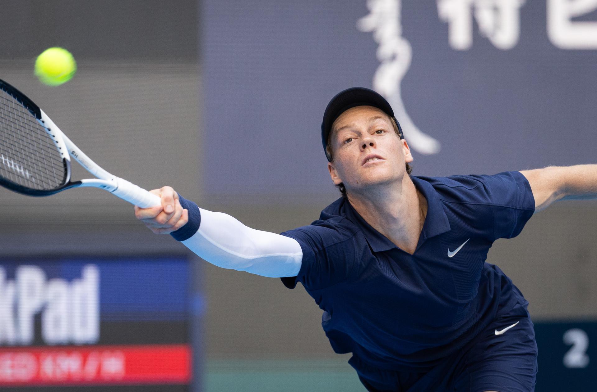 Jannik Sinner, en un momento de su partido contra el húngaro Fabian Marozsan, en el Abierto de tenis de China. EFE/EPA/JESSICA LEE