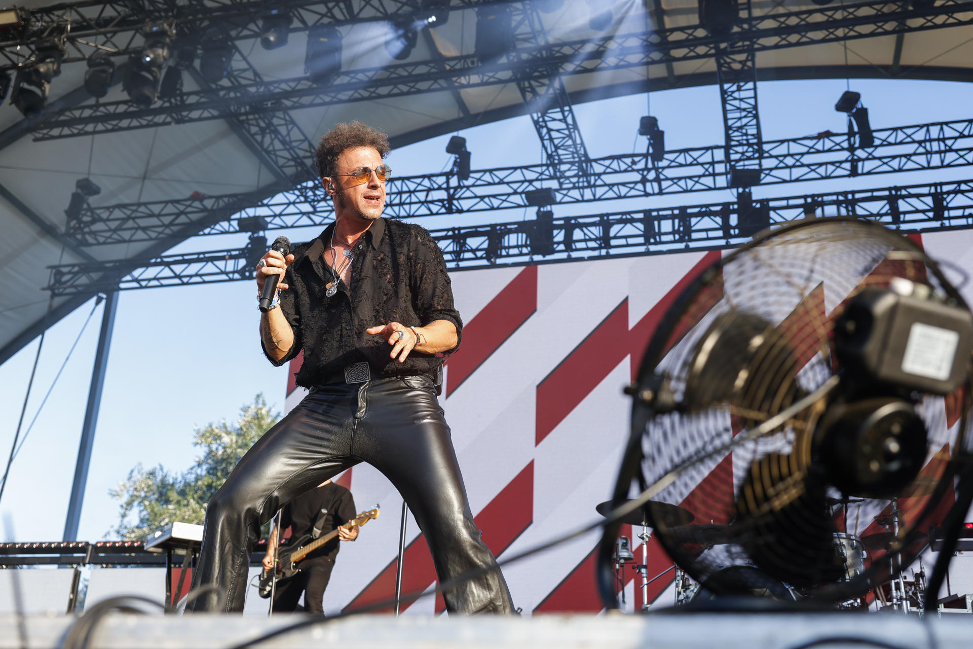 El cantante del grupo Shinova, Gabriel de la Rosa, durante el concierto que han ofrecido hoy viernes en el Festival Vive Latino que se celebra en el espacio Expo de Zaragoza. EFE/ Javier Cebollada.
