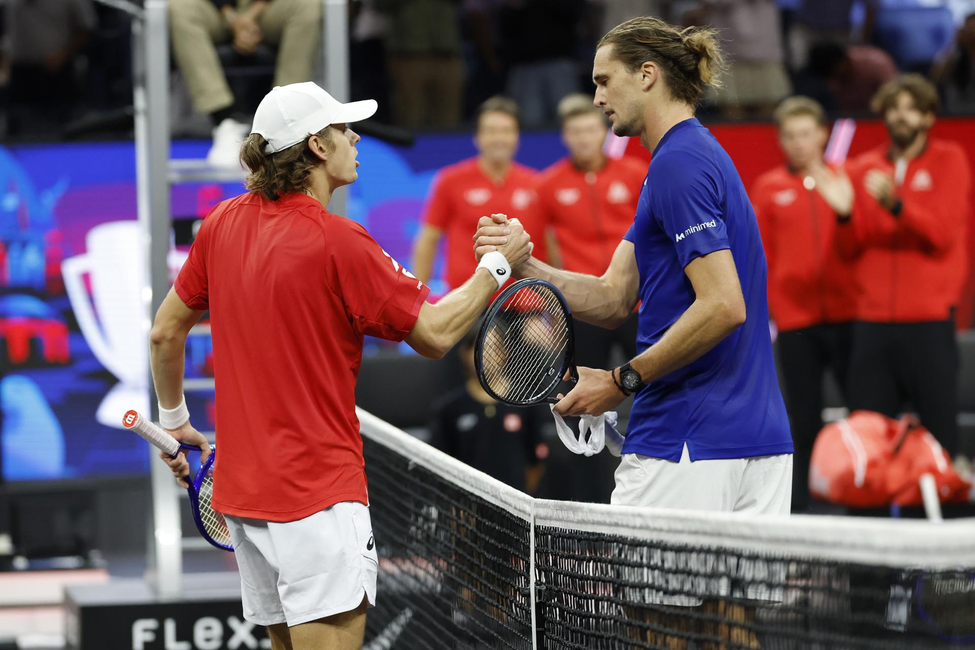 El australiano Alex De Miñaur (i) es felicitado por el alemán Alexander Zverev, al que ganó este sábado por 6-1 y 6-4, resultado que igualó en 3-3 la Copa Laver de San Francisco (Estados Unidos) entre el Resto del Mundo y Europa.EFE/EPA/JOHN G. MABANGLO