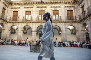 Una modelo luce un diseño de Duyos durante el desfile de su colección Primavera 2026, dentro del décimo aniversario de Madrid es Moda, este lunes en el Claustro del Pozo, en Madrid. EFE/Daniel González