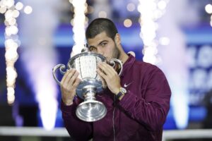 El español Carlos Alcaraz besa el trofeo de campeón tras ganar la final individual masculina del Abierto de Estados Unidos. EFE/ John G. Mabanglo