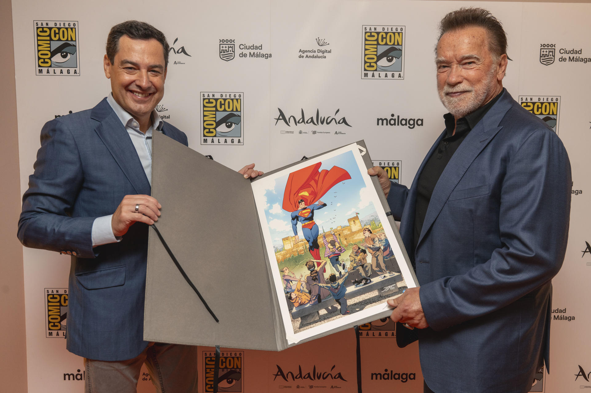 La leyenda del cine de acción Arnold Schwarzenegger (d), que ha sido el "gran invitado de honor" en la cuarta y última jornada de la San Diego Comic-Con celebrada en Málaga, posa junto al presidente de la Junta de Andalucía, Juanma Moreno (i). EFE/San Diego Comic-Con Málaga -SOLO USO EDITORIAL/SOLO DISPONIBLE PARA ILUSTRAR LA NOTICIA QUE ACOMPAÑA (CRÉDITO OBLIGATORIO)-