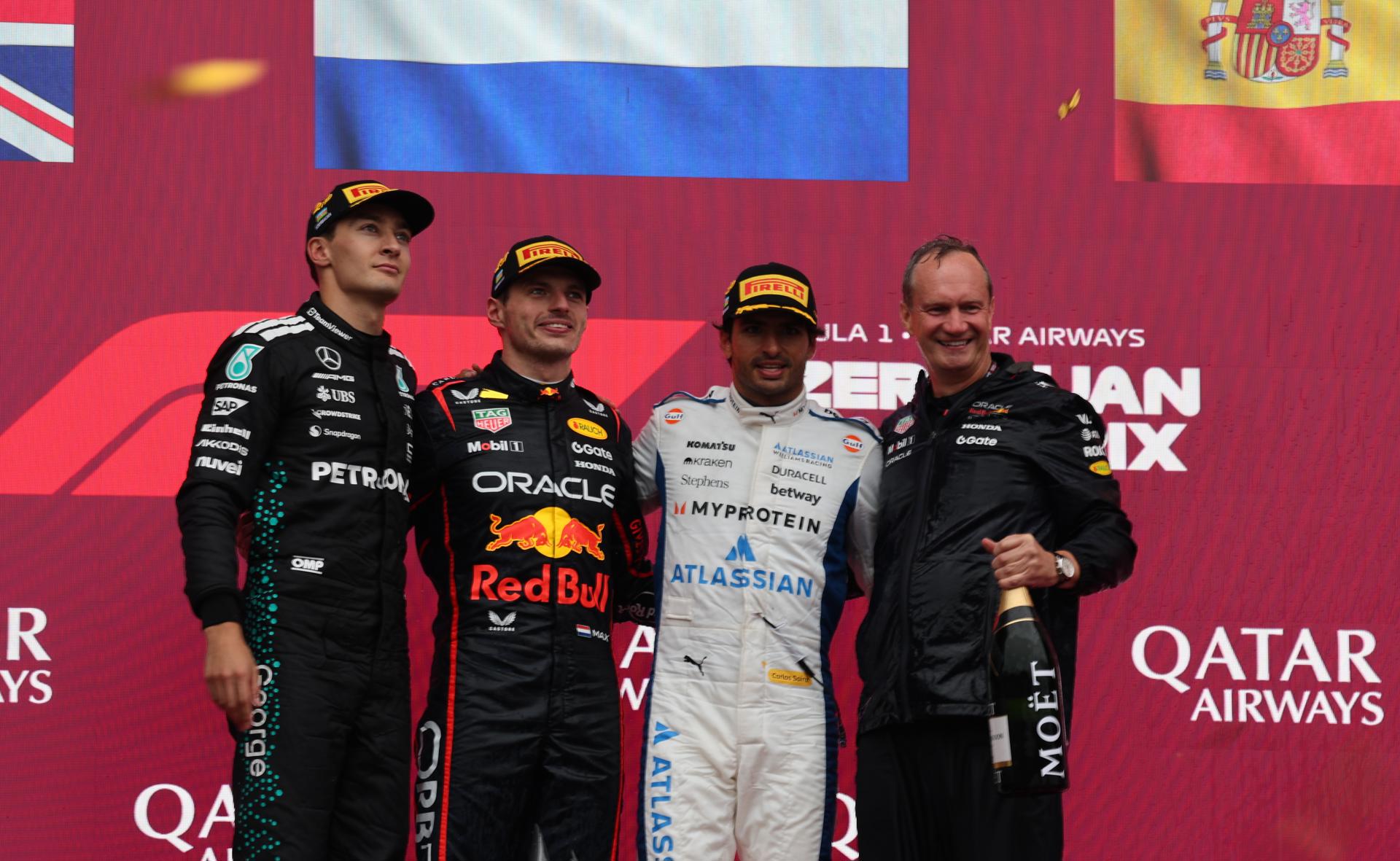 El piloto británico George Russell, de Mercedes, segundo clasificado; el piloto neerlandés Max Verstappen, de Red Bull Racing, primero; el piloto español Carlos Sainz Jr., de Williams, tercero; y el ingeniero jefe de Red Bull Racing, Paul Monaghan, celebran en el podio tras el Gran Premio de Azerbaiyán de Fórmula 1 de 2025, celebrado en el circuito urbano de Bakú, en Bakú (Azerbaiyán), el 21 de septiembre de 2025. (Fórmula Uno, Azerbaiyán, Países Bajos; Holanda, España, Reino Unido) EFE/EPA/ALI HAIDER