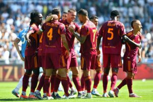 Lorenzo Pellegrini, del Roma, celebra con sus compañeros tras marcar el 0-1 durante el partido de fútbol de la Serie A entre el SS Lazio y el AS Roma en el Estadio Olímpico de Roma, Italia, el 21 de septiembre de 2025. (Italia, Roma). EFE/EPA/FABIO FRUSTACI