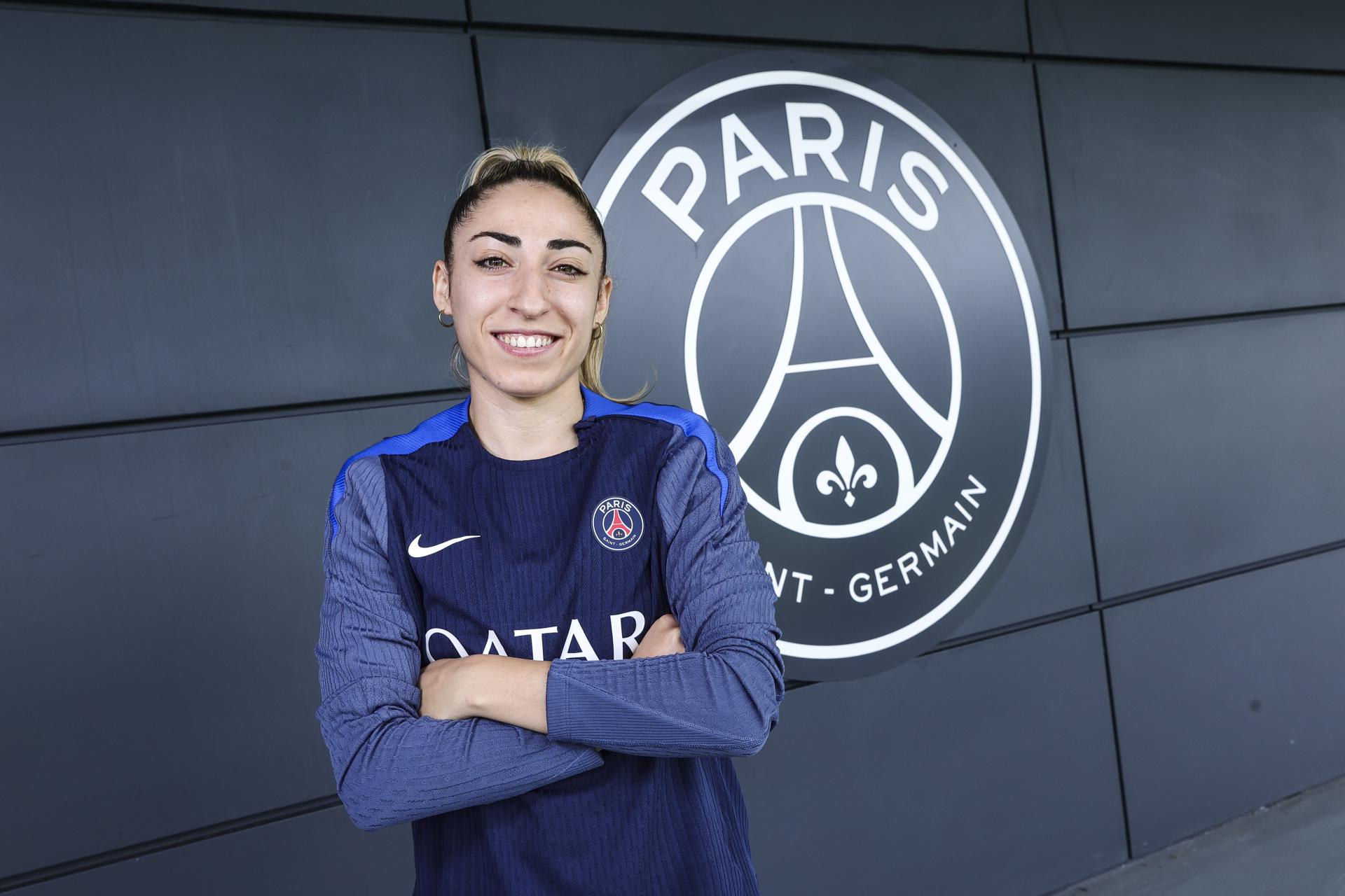 La española Olga Carmona, durante la entrevista con la Agencia EFE en el centro de entrenamiento del PSG en Poissy, al oeste de París. EFE/EPA/TERESA SUAREZ