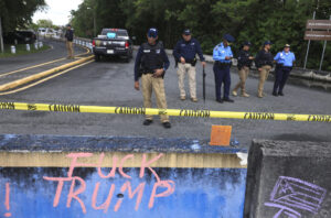 Fotografía del 7 de septiembre de 2025 que muestra a integrantes de la Policía custodiando la Base Aérea Muñiz durante una manifestación en Carolina (Puerto Rico). EFE/Thais Llorca