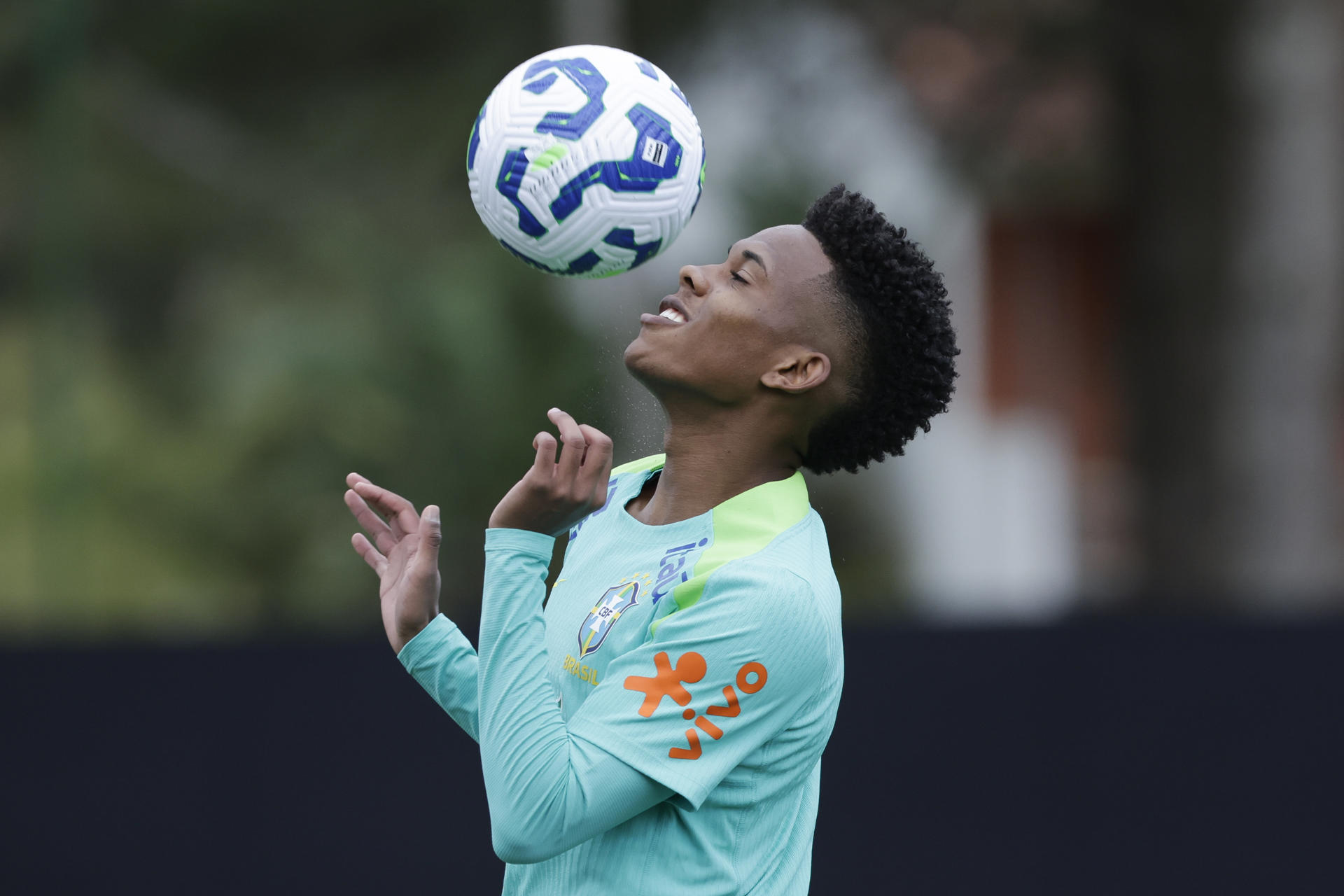 El jugador de la selección brasileña de fútbol Estevão controla un balón durante un entrenamiento en el complejo de fútbol Granja Comary, en Teresópolis (Brasil). EFE/André Coelho