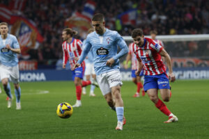 Fotografía de Mariscal en la que puede verse en una imagen de archivo del 15 de febrero de 2025 al centrocampista del Celta de Vigo Sergio Carreira (i), durante un partido de LaLiga EA Sports. EFE