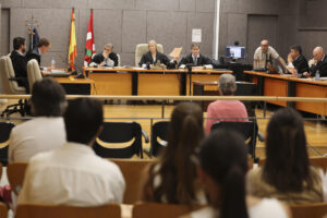 BILBAO, 19/09/2025.-Audiencia abierta con la acusada en el juicio contra una enfermera de un centro de salud de Osakidetza acusada de simular la vacunación de menores finaliza en la Audiencia de Bizkaia con la presentación de las conclusiones de las partes. EFE/Luis Tejido