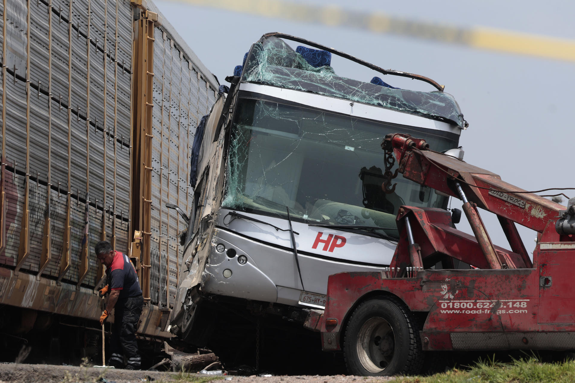 Fotografía que muestra un bus afectado tras el accidente con un ferrocarril en Atlacomulco (México). Fotografía de archivo. EFE/Felipe Gutiérrez