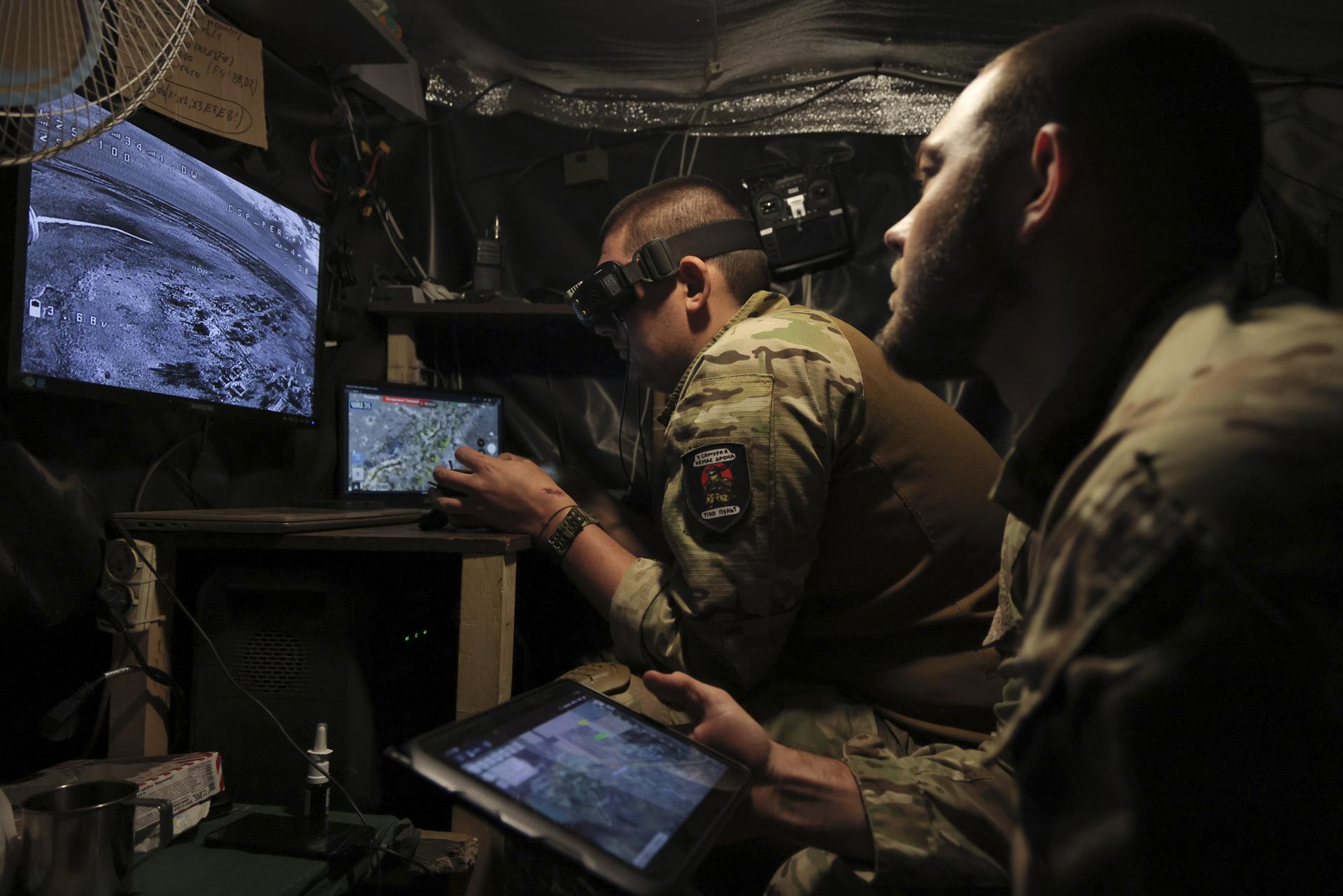 Militares ucranianos trabajando con drones FPV en una ubicación no revelada cerca de la línea del frente en la región ucrabiana de Zaporizhzhia. EFE/EPA/OLEG MOVCHANIUK
