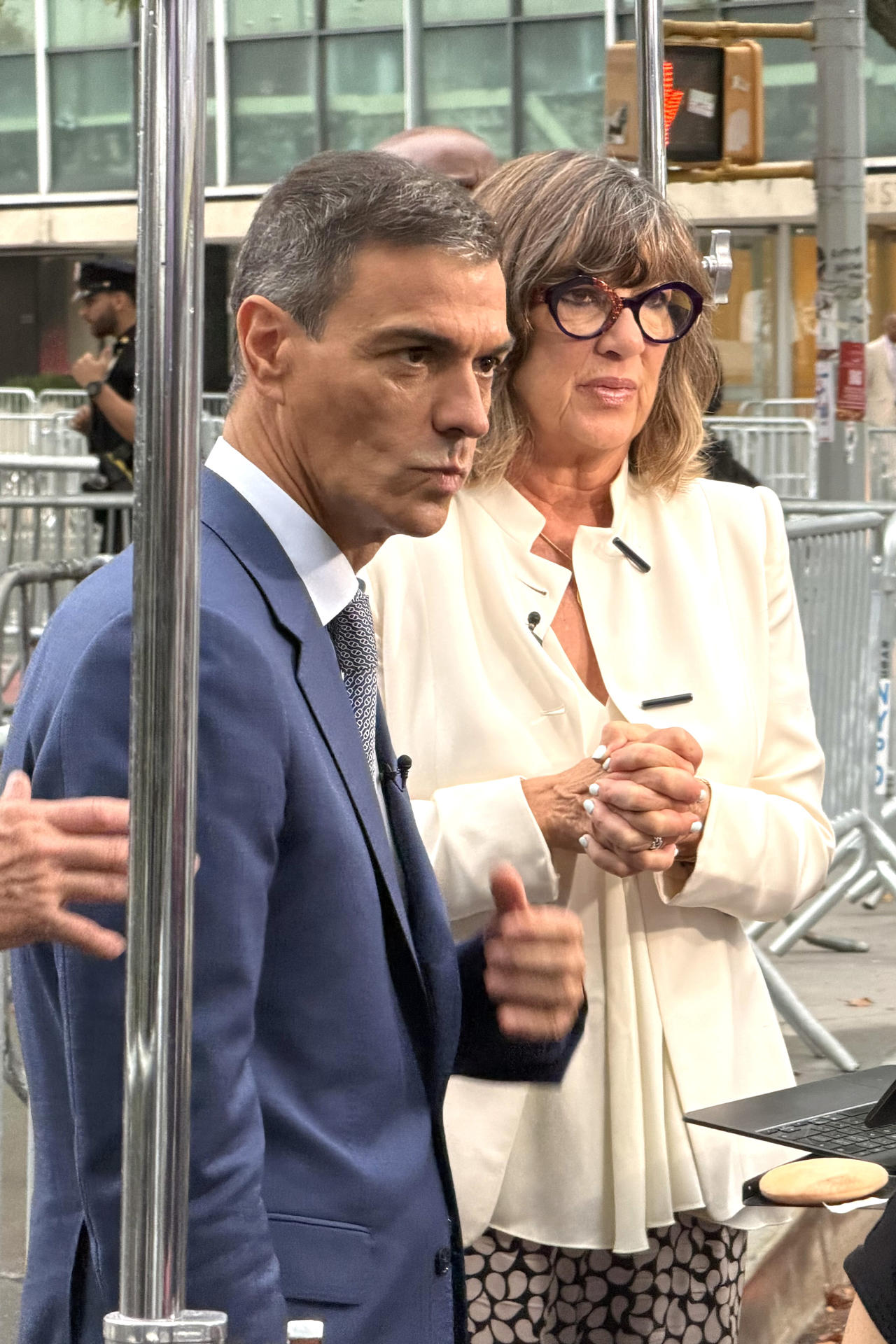 El presidente del Gobierno español, Pedro Sánchez (i), habla con la periodista Christiane Amanpour (d) de CNN este jueves, afuera de la sede de las Naciones Unidas en Nueva York (EE.UU.). EFE/Sarah Yáñez-Richards