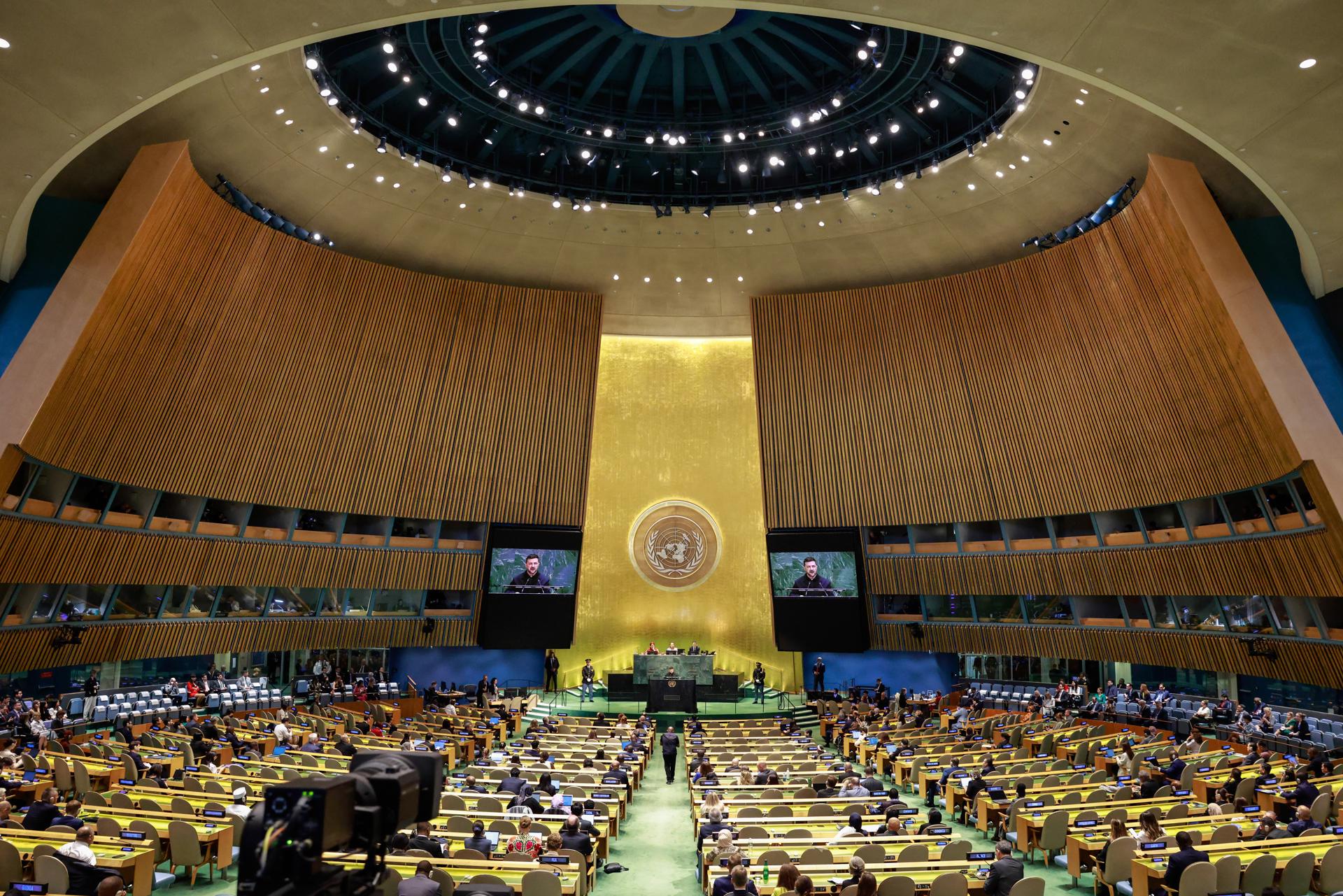 El presidente de Ucrania, Volodímir Zelenski, habla durante el debate general del 80 período de sesiones de la Asamblea General de las Naciones Unidas (AGNU) en la sede de Naciones Unidas en Nueva York (EE.UU.), el 24 de septiembre de 2025. EFE/KENA BETANCUR