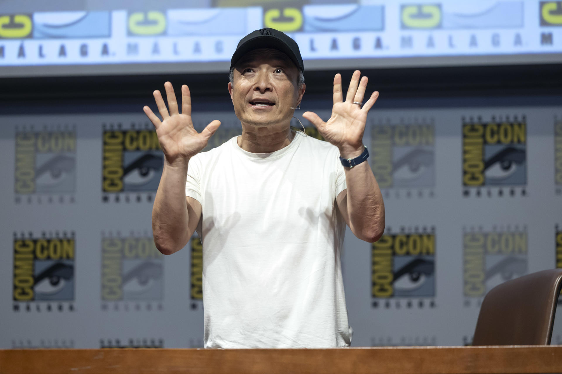El actual presidente de DC Comics y dibujante, Jim Lee, participa en un encuentro con fans en la última jornada de esta primera San Diego Comic-Con celebrada en Málaga. EFE/Daniel Pérez