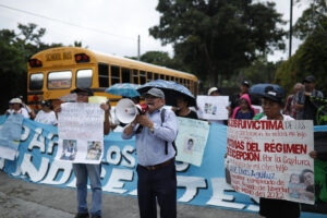 Familiares de personas detenidas bajo el régimen de excepción sostienen carteles durante una manifestación este miércoles, en Nuevo Cuscatlán (El Salvador). EFE/ Rodrigo Sura