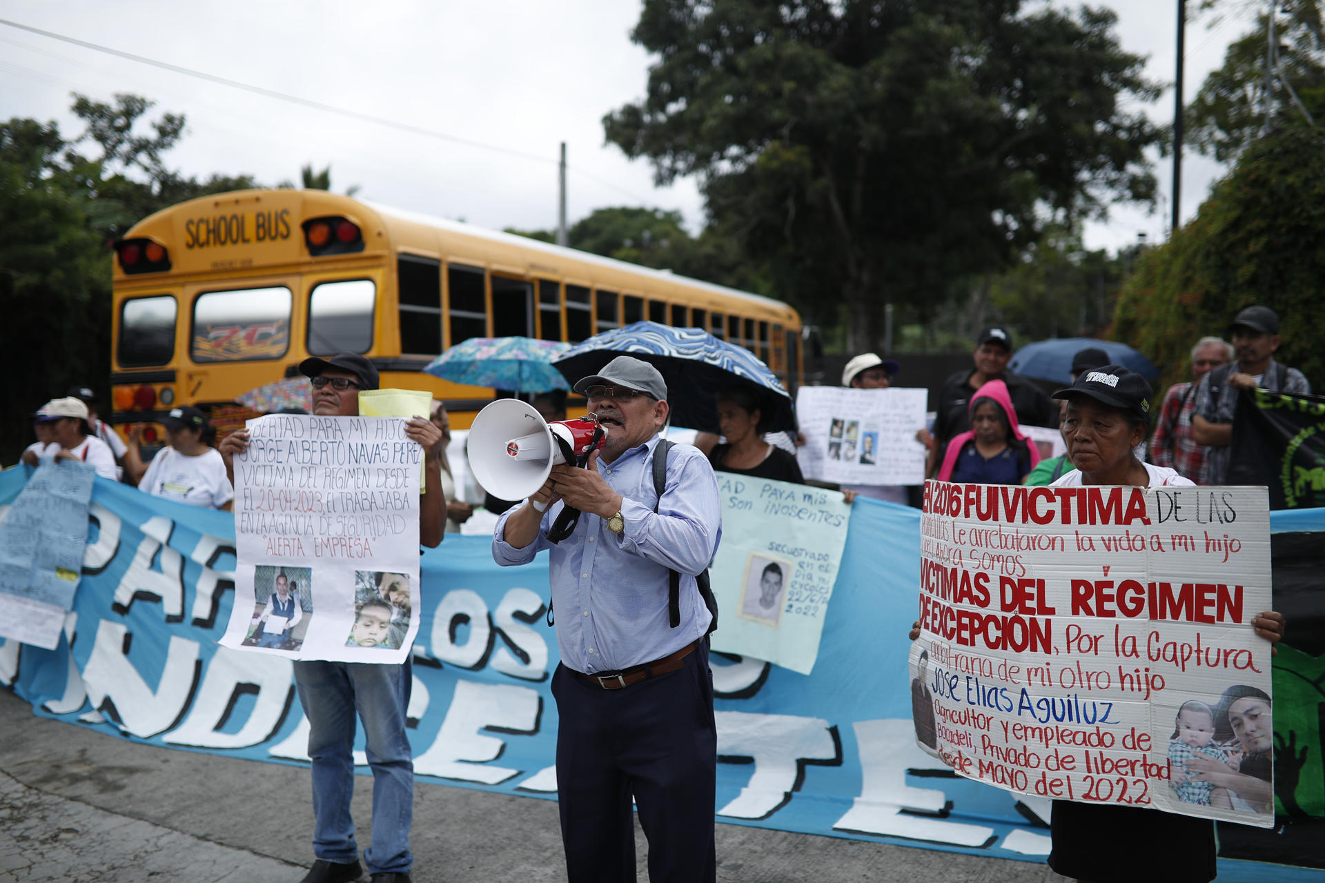 Familiares de personas detenidas bajo el régimen de excepción sostienen carteles durante una manifestación este miércoles, en Nuevo Cuscatlán (El Salvador). EFE/ Rodrigo Sura