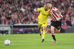 El delantero del Athletic Ohian Sancet (d) disputa el balón ante el defensa neerlandés del Girona Daley Blind, durante el partido de la jornada 6 de LaLiga EA Sports entre el Athletic Club y el Girona, el martes en San Mamés. EFE/Luis Tejido