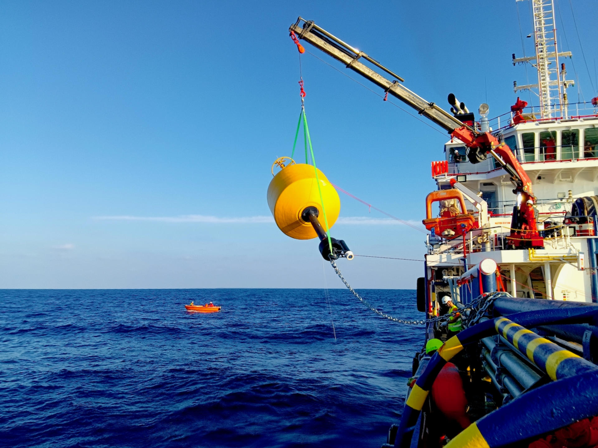 El Instituto Nacional de Geofísica y Vulcanología (INGV) concluyó con éxito la instalación en aguas profundas de un sistema de boyas fabricadas por la sociedad española Mediterráneo Señales Marítimas capaces de monitorizar los tsunamis en el mar Mediterráneo y mitigar su riesgo al poder avisar con tiempo, informó el organismo en una nota. EFE/Instituto Nacional de Geofísica y Vulcanología (INGV)  *****SOLO USO EDITORIAL/SOLO DISPONIBLE PARA ILUSTRAR LA NOTICIA QUE ACOMPAÑA (CRÉDITO OBLIGATORIO) *****
