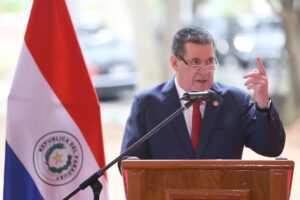 El expresidente de Paraguay Horacio Cartes habla en el acto de celebración del 138 aniversario de la Asociación Nacional Republicana (ANR), conocido también como Partido Colorado, este jueves, en Asunción (Paraguay). EFE/ Juan Pablo Pino
