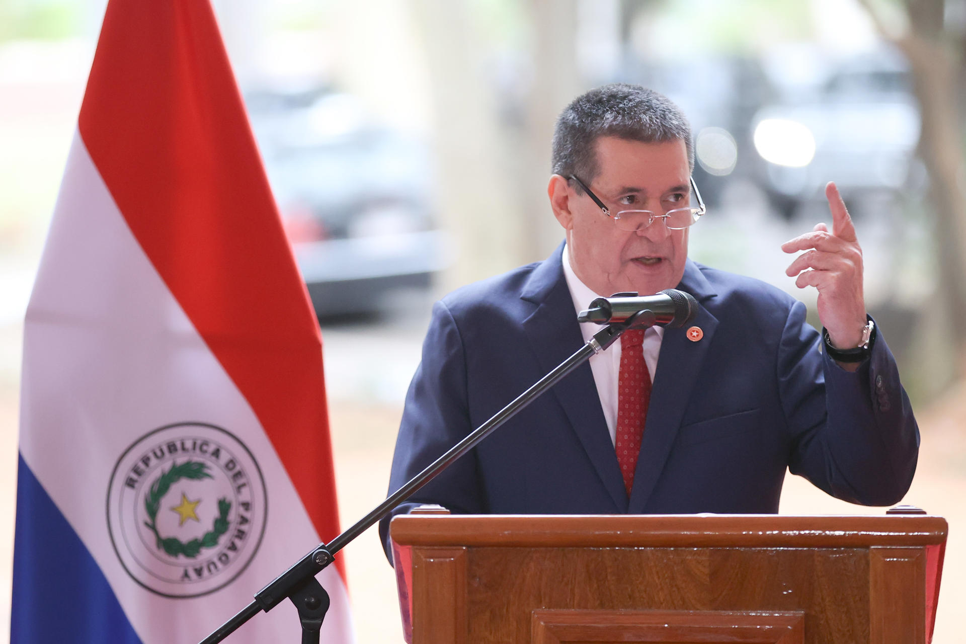 El expresidente de Paraguay Horacio Cartes habla en el acto de celebración del 138 aniversario de la Asociación Nacional Republicana (ANR), conocido también como Partido Colorado, este jueves, en Asunción (Paraguay). EFE/ Juan Pablo Pino