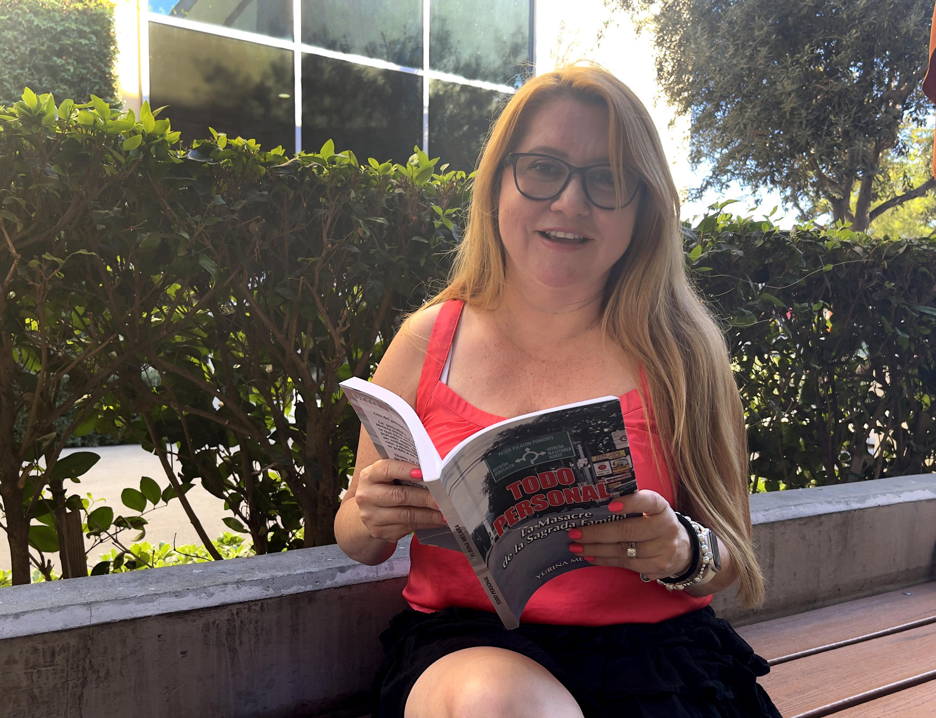 Fotografía del 5 de Septiembre de 2025 de la escritora salvadoreña Yurina Melara posando con un ejemplar de su trilogía 'Todo Personal' durante una entrevista con EFE en Los Ángeles (EE.UU.). EFE/Ana Milena Varón
