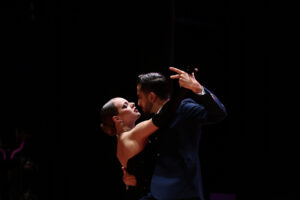 Una pareja baila durante la Final del Mundial de Tango este martes, en el teatro Gran Rex de Buenos Aires (Argentina). EFE/ STR