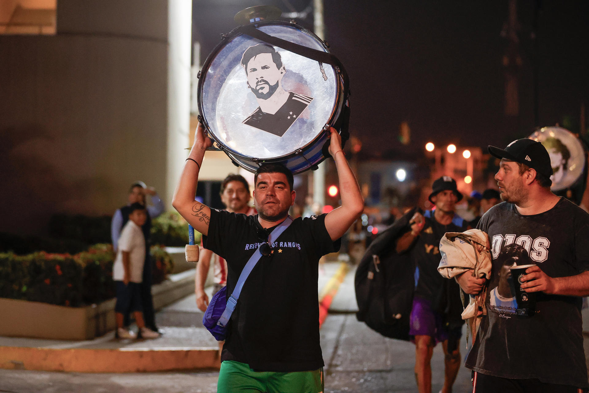 Hinchas de la selección de fútbol de Argentina se reúnen para recibir al equipo en Guayaquil (Ecuador). EFE/José Jácome