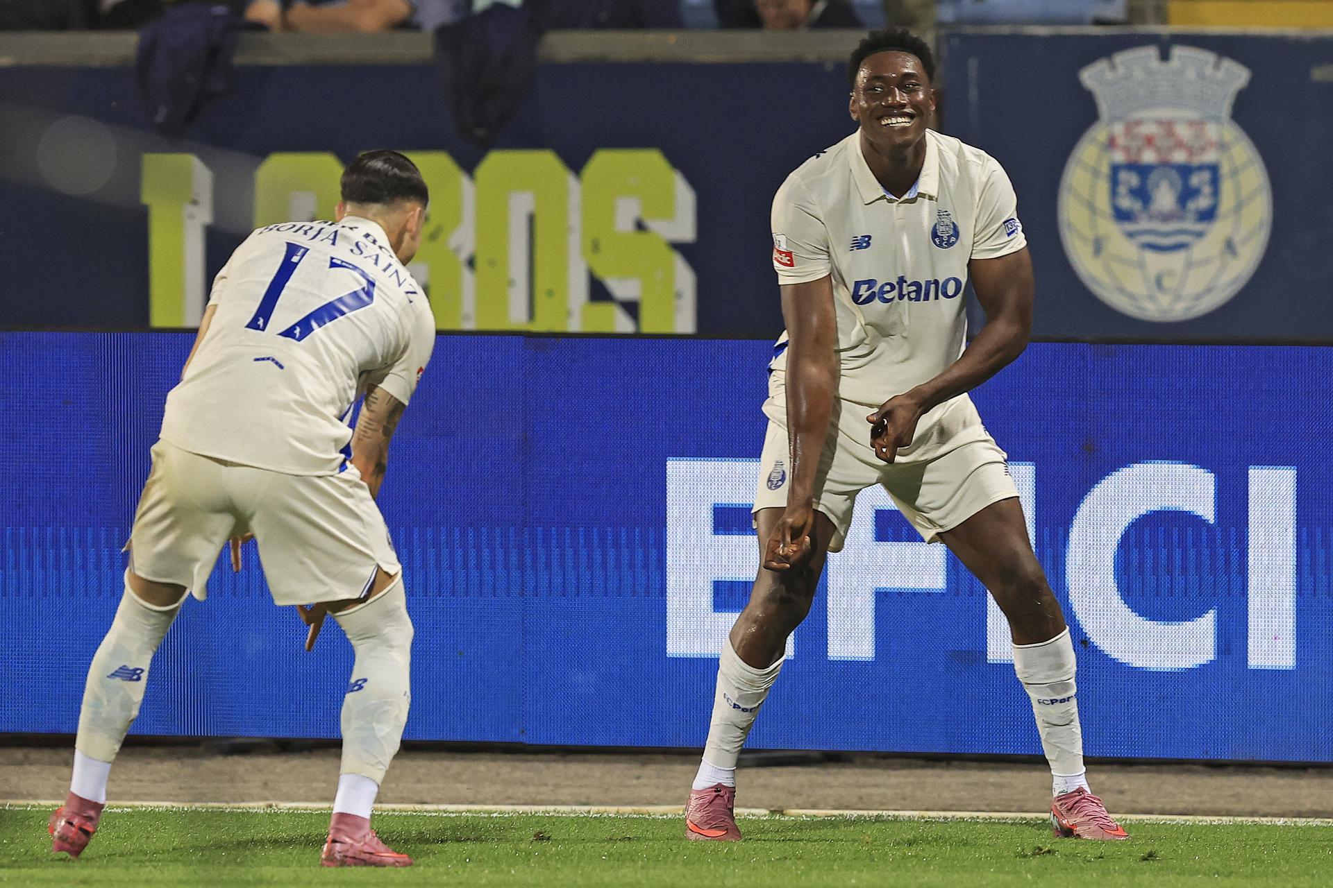 El jugado del FC Oporto Samu (d) celebra el 0-l durante el partido de la Liga Portuguesa que han jugado FC Arouca y FC Porto, en Arouca, Portugal. EFE/EPA/ESTELA SILVA