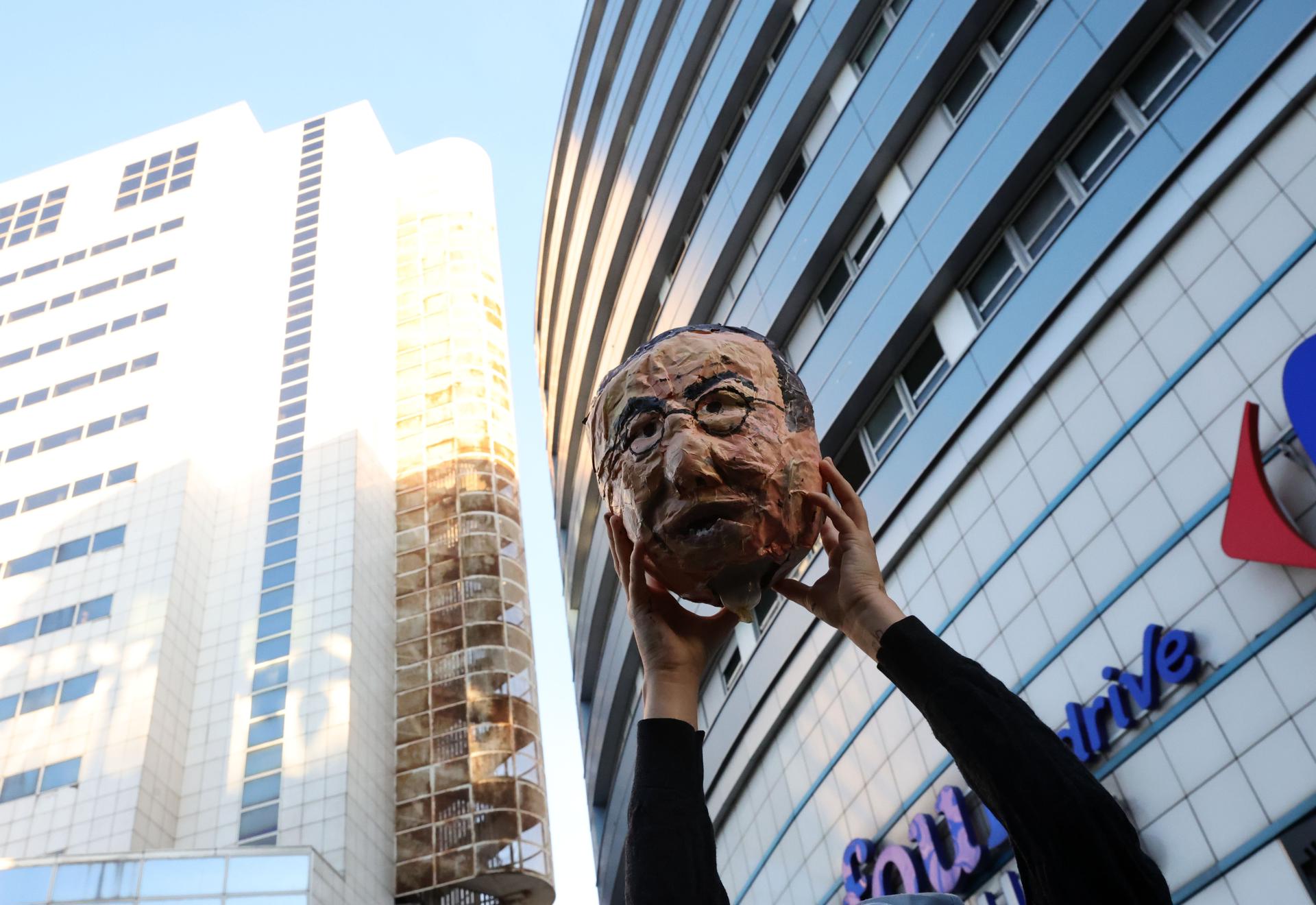 Un manifestante sostiene una máscara del ministro del Interior francés, Bruno Retailleau, durante una protesta en París, el 10 de septiembre de 2025. EFE/EPA/TERESA SUAREZ