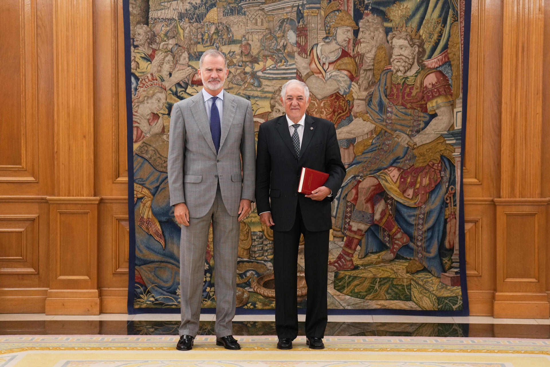 El rey recibe en audiencia al presidente del Tribunal Constitucional, Cándido Conde-Pumpido (d), quien le hará entrega de la Memoria de actividades del órgano constitucional, este lunes, en el Palacio de la Zarzuela. EFE/ Borja Sánchez-Trillo