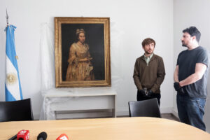El profesor de arte Ariel Bassano (i) participa en una rueda de prensa este miércoles, en Mar del Plata (Argentina). EFE/ STR