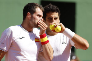 La pareja española formada por Jaume Munar (d) y Pedro Martínez (i) antes de enfrentarse a los daneses August Holmgren y Johannes Ingildsen, en el partido de dobles de Copa Davis disputado en el club de tenis Puente Romano en Marbella. EFE/Jorge Zapata