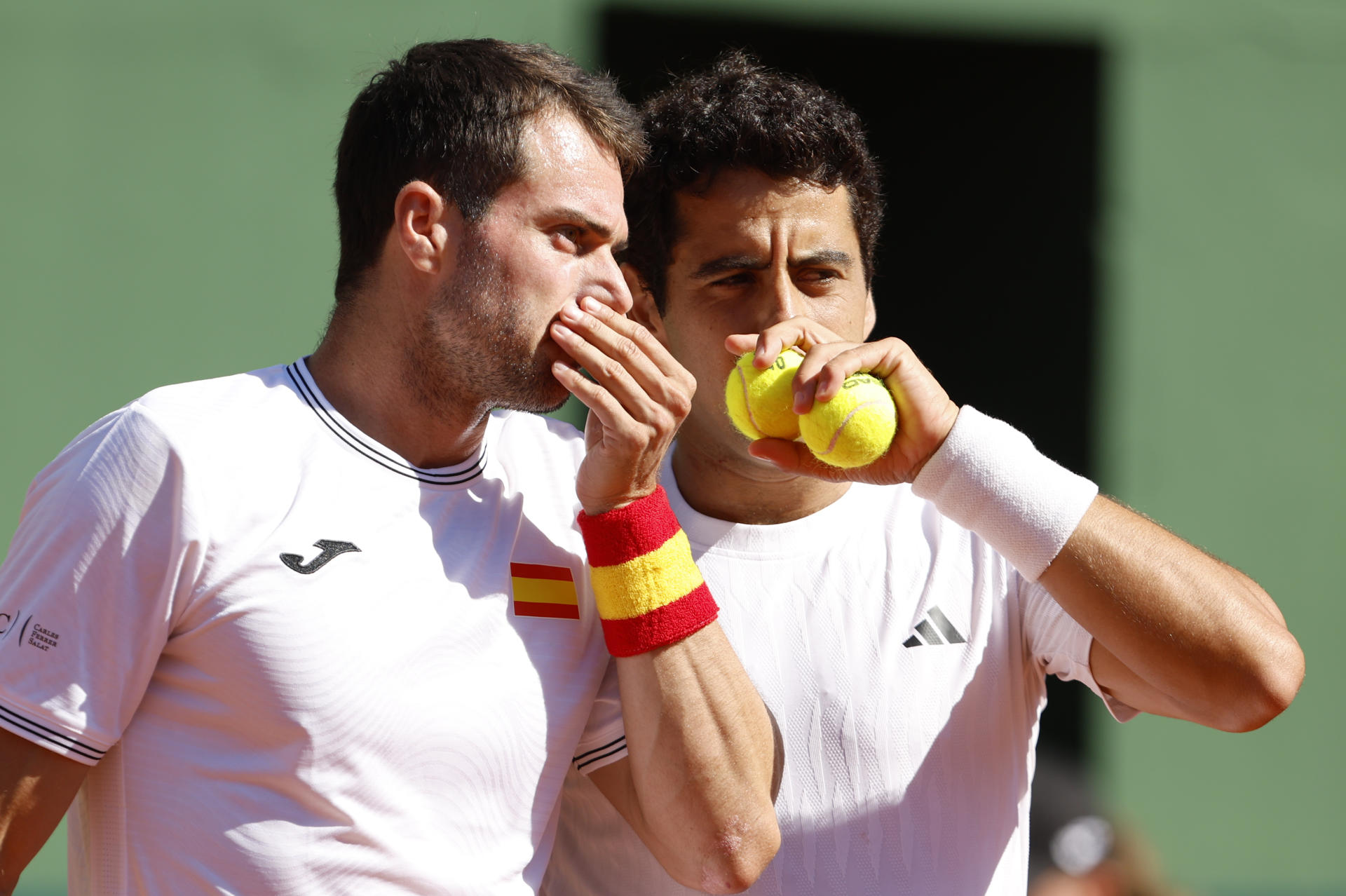 La pareja española formada por Jaume Munar (d) y Pedro Martínez (i) antes de enfrentarse a los daneses August Holmgren y Johannes Ingildsen, en el partido de dobles de Copa Davis disputado en el club de tenis Puente Romano en Marbella. EFE/Jorge Zapata